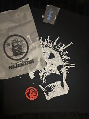 Hellstar Men's Black Short Sleeve Graphic Tee - Skull Design